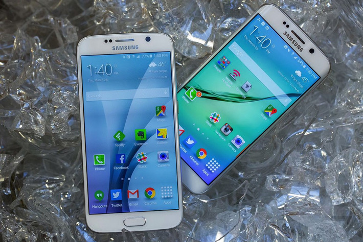 Dù có thiết kế nguyên khối, Galaxy S6 lại không trang bị khả năng kháng nước. Vào giữa năm 2015, Samsung đã giới thiệu dịch vụ thanh toán Samsung Pay. Khi bán ra, giá của Galaxy S6 là 600 USD còn S6 edge là 700 USD. Samsung không công bố cụ thể doanh số dòng S6, một số tin đồn cho rằng dòng máy này có doanh số không tốt bằng Galaxy S5. Ảnh: The Verge.