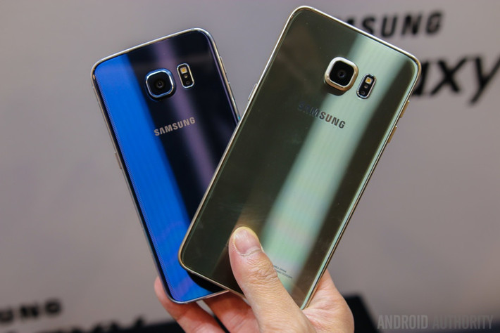 Với doanh số thất vọng của Galaxy S5, Samsung biết mình cần làm lại mọi thứ. Tất cả được trình làng trên Galaxy S6 với 3 phiên bản gồm S6 thường, S6 egde và S6 edge+ (ra mắt vào cuối năm 2015). Samsung đã chuyển sang chất liệu kính, thiết kế nguyên khối với khung kim loại, biến S6 thành sản phẩm cao cấp thực sự. Đặc biệt khi phiên bản S6 edge sử dụng màn hình cong sang 2 bên cho trải nghiệm hình ảnh độc đáo. Ảnh: Android Authority.