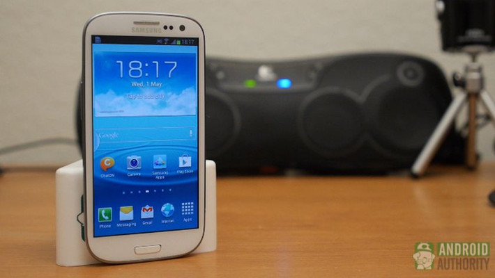 Sau khi vượt qua Apple, sự chú ý cho Samsung bắt đầu nhiều hơn khi Galaxy S3 chuẩn bị ra mắt. Với thế hệ này, Samsung đã không còn tung ra nhiều biến thể khiến người dùng bối rối. Thiết kế sản phẩm cũng thay đổi lấy cảm hứng từ thiên nhiên. Doanh số của Galaxy S3 trong suốt vòng đời là 70 triệu chiếc, trở thành smartphone Android bán chạy thứ 2 mọi thời đại, chỉ sau bản kế nhiệm Galaxy S4. Ảnh: Android Authority.