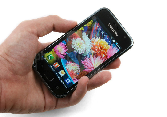 Galaxy S ra mắt với hệ điều hành Android 2.1, RAM cao nhất 512 MB, màn hình LCD 4 inch độ phân giải 800 x 480 pixel. Tại Mỹ, các phiên bản của Galaxy S có nhiều tên gọi như Galaxy Proclaim, Galaxy S Showcase, Galaxy Vibrant 4G, Galaxy S Captivate và Stratosphere. Giá bán sản phẩm vào thời điểm đó là 400 USD. Ảnh: PhoneArena.