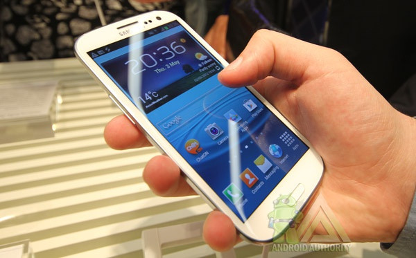 Khi ra mắt năm 2012, Galaxy S3 có giá 599 USD, trang bị RAM 1 GB, 1,5 GB hoặc 2 GB tùy phiên bản, cài sẵn Android 4.0.4 Ice Cream Sandwich và hỗ trợ tối đa lên Android 4.4 KitKat. Sau 55 ngày lên kệ, Samsung đã bán được 10 triệu chiếc S3, gấp 3 lần S2 trong cùng khoảng thời gian. Lẽ ra doanh số S3 còn cao hơn nếu Samsung không gặp sự cố buộc phá hủy hàng trăm nghìn mặt lưng nhựa khiến nguồn cung bị ảnh hưởng. Ảnh: The Verge.
