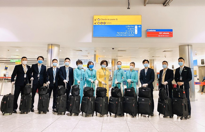 Tổ bay chuẩn bị lên đường phục vụ chuyến bay từ châu Âu về Việt Nam. (Ảnh: VNA cung cấp)