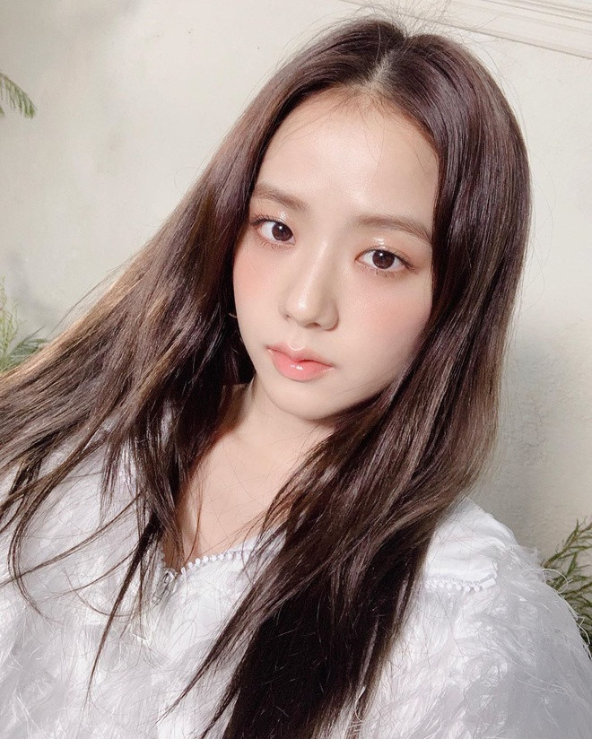Trên Instagram cá nhân, bên cạnh hình ảnh nổi bật Jisoo cũng thường xuyên chia sẻ ảnh về cuộc sống hàng ngày của bản thân. Chị cả của Black Pink gây chú ý nhờ nhan sắc của mình. Mỹ nhân xứ Hàn sở hữu làn da trắng mịn.