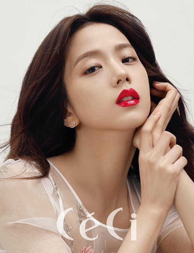 Sau khi ra mắt cùng các thành viên Black Pink, Ji Soo nhanh chóng trở thành một trong những nữ nghệ sĩ sở hữu ngoại hình thuộc hàng top trong giới thần tượng. Dù dàn sao nhà YG thường sở hữu những nhan sắc cá tính, song Ji Soo lại mang vẻ đẹp dịu dàng, đầy nữ tính. Đường nét nhỏ nhắn, vẻ ngoài rạng rỡ của Ji Soo chính là yếu tố giúp cô ghi điểm trong mắt người hâm mộ.