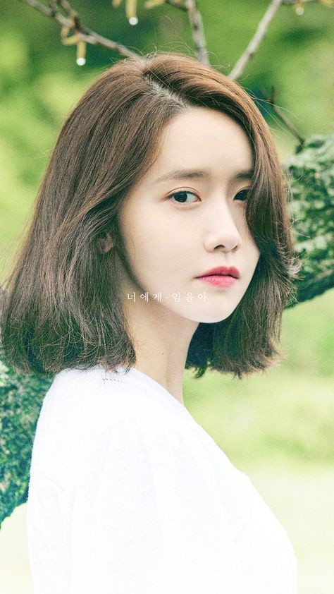 Nhan sắc và phong thái thanh tao, nhẹ nhàng khiến Yoona luôn được người hâm mộ ưu ái gọi là thần tiên tỷ tỷ. Đôi mắt trong sáng, sóng mũi dọc dừa và bờ môi chúm chím luôn khiến Yoona thu hút sự chú ý của công chúng mỗi khi xuất hiện. Không chỉ vậy, vóc dáng mảnh mai và phong cách thời trang dịu dàng, nữ tính càng giúp tôn lên vẻ ngoài của thành viên nhóm SNSD.
