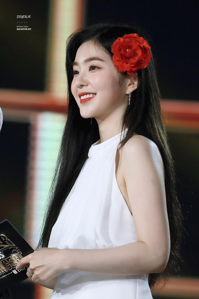 Irene: Sở hữu vẻ đẹp hiền lành, thánh thiện được ví như nữ thần, Irene nhanh chóng lấy được tình cảm của người hâm mộ ngay từ những ngày đầu ra mắt. Vẻ đẹp ngây thơ không kém phần sang trọng, quý phái là những yếu tố góp phần tạo nên nhan sắc hàng đầu Kpop.