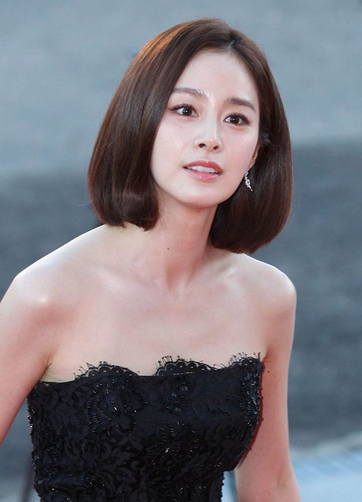 Mặc dù đã bước qua tuổi tứ tuần, Kim Tae Hee vẫn luôn để lại hình ảnh đẹp trước công chúng mỗi khi xuất hiện. Ở Kim Tae Hee luôn toát lên vẻ đẹp vừa sắc sảo vừa ngọt ngào, vừa nhẹ nhàng vừa khoan thai, từ tốn từ hành động đến lời nói.