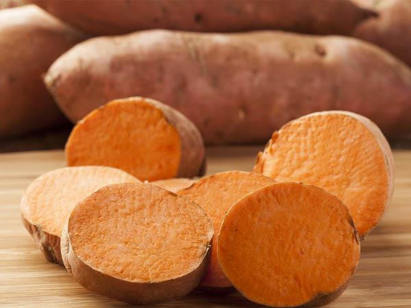 Khoai lang: Khoai lang được biết đến như một nguồn cung cấp beta-carotene hàng đàu cho cơ thể. Phụ nữ tiêu thụ nhiều khoai lang sẽ giảm tới 17% nguy cơ bị ung thư vú.