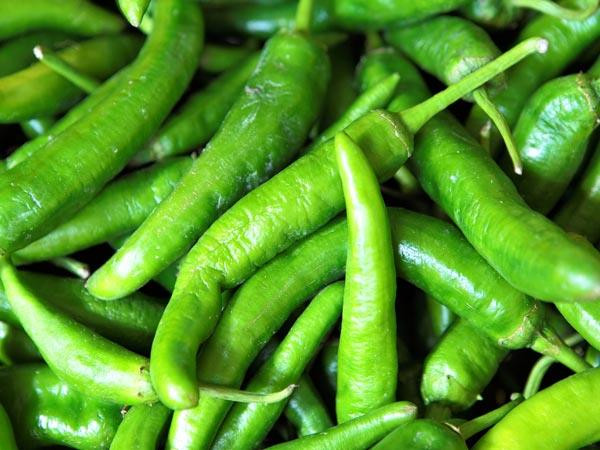 Ớt: Ớt chứa capsaicin giúp chống lại tốc độ tăng trưởng của các tế bào ung thư. Bên cạnh đó, các loại ớt xanh cũng rất giàu các chất diệp lục có tác dụng tốt