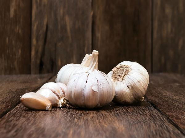 Tỏi: Tỏi được chứng minh là loại gia vị giúp làm chậm sự phát triển của khối u và ngăn ngừa ung thư vú rất hiệu quả. Bởi thành phần của tỏi chứa allium, một hợp chất chống ung thư.
