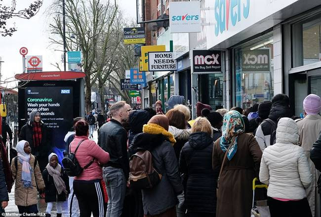 Đám đông khách hàng chờ đợi ở khu vực Ladbroke Grove, London để mua sắm.