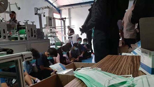 Cơ sở sản xuất bất hợp pháp này được cho là hoạt động kể từ tháng 1 khi nhu cầu về khẩu trang tăng lên trong bối cảnh lo ngại dịch Covid-19.