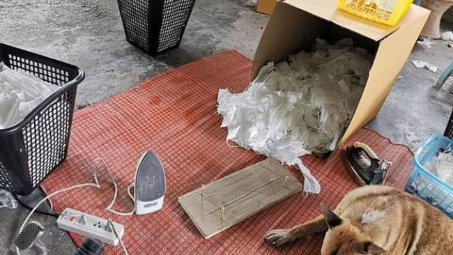 Cơ sở này giặt và dùng bàn là để là lại cho như mới rồi đóng gói bán ra. Vì vậy, trong bối cảnh dịch bệnh như thế này, người tiêu dùng cần tìm mua ở những siêu thị, cửa hàng có uy tín hoặc các đại lý đảm bảo tiêu chuẩn.