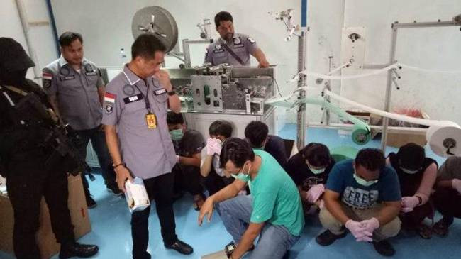 Cảnh sát cho biết các khẩu trang ở đây không được sản xuất theo tiêu chuẩn y tế của Indonesia và không chống lại được virus, vi khuẩn.