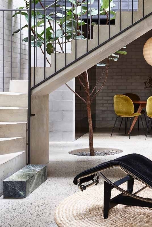 Thiết kế cầu thang đơn giản, tinh tế của những bậc cầu thang đá này phù hợp với nhiều phong cách nội thất từ cổ điển đến hiện đại.