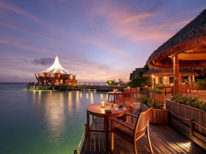 Baros Maldives đã đi vào hoạt động hơn 44 năm, và là một trong những khu nghỉ mát đầu tiên tại đảo quốc Maldives. Muốn đến đây, các du khách sẽ tốn khoảng 25 phút khi sử dụng thuyền máy cao tốc từ sân bay quốc tế của quốc gia này.