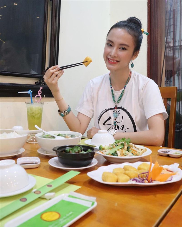 Một combo trâm cài tóc, khuyên tai, vòng tay và vòng cổ tông xanh ngọc sẽ tô điểm thêm diện mạo khi cô mặc áo phông trắng.