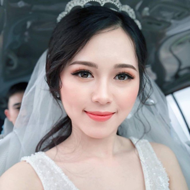 Không chỉ gây ấn tượng bởi vẻ ngoài cuốn hút, Hương Thu còn được nhiều người yêu mến bởi thành tích 12 năm liền đều là học sinh giỏi toàn diện, đạt giải học sinh giỏi cấp tỉnh. Lên đại học, suốt 4 năm cô đều nhận học bổng và tốt nghiệp với tấm bằng loại giỏi.