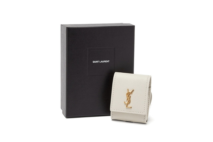 4. Saint Laurent Thiết kế hộp đựng AirPods của Saint Laurent có màu trắng thanh nhã cùng tông vàng cho logo của hãng. Phía sau có thiết kế dây đeo như một móc khóa tiện lợi cho khách hàng. Giá bán: 213 USD.