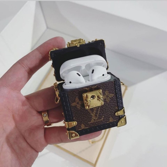 2. Louis Vuitton Thiết kế hộp đựng như một chiếc rương (trunk) thu nhỏ bao phủ chất liệu da với họa tiết monogram đặc trưng của LV. Đặc biệt phần dây đeo mắt xích tông vàng có thể đeo ở cổ hay trên vai như một phụ kiện thời trang. Hộp đựng AirPods đến từ Louis Vuitton có giá bán niêm yết 995 USD.