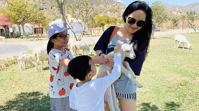 Khi không lên hình, Hoài Anh thường chọn trang phục đơn giản, thoải mái và không trang điểm quá nhiều.