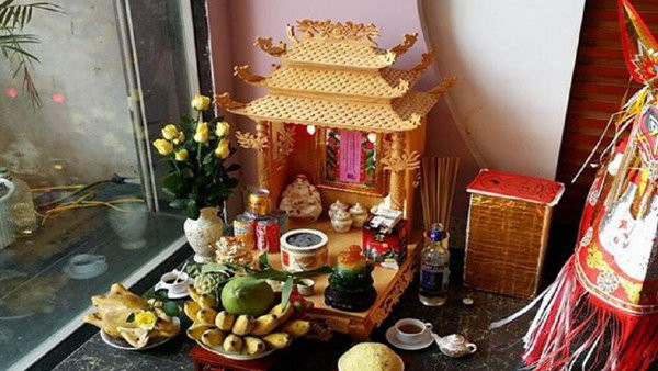 Tượng ông Địa, thần Tài: Khác với bàn thờ gia tiên, bàn thờ Thần Tài thường được đặt dưới đất. Trên bàn thờ luôn có tượng ông Thần Tài và ông Địa. Thần Tài mang may mắn về tài lộc, tiền bạc còn ông Địa cai quản đất đai, tránh tai ương đến với gia chủ. Thờ chung hai ông trên một bàn thờ là để chiêu tài, trấn sát.