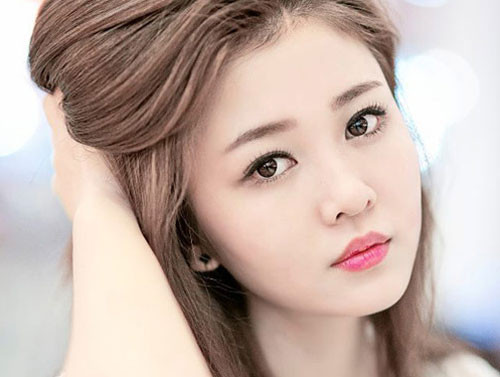 Thêm nữa, nếu sở hữu khuôn mặt tròn trịa với chiếc cằm tròn, người sở hữu sẽ là vị cứu tinh cho cả gia đình. Người xưa đã có câu “Phong hạm trọng di, vượng phu hưng gia” nghĩa là cằm đầy đặn chính là tướng mạo vượng phu. Đàn ông lấy được phụ nữ có tướng này gia đình êm ấm, cùng chồng gây dựng sự nghiệp.