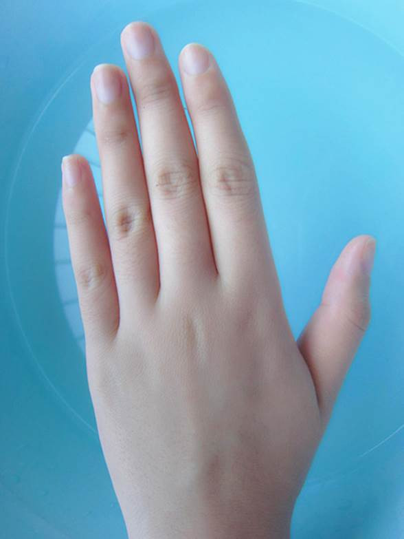 Bàn tay mũm mĩm: Mũm mĩm ở đây có nghĩa là béo khỏe, béo đẹp, chứ không phải là béo ục ịch nặng nề. Đa phần những cô gái có thân hình đậm người một chút, mặt hoa da phấn, cổ tay và bàn tay mũm mĩm, béo đều, tròn đẹp thường gặp nhiều may mắn, hưởng lộc trời ban, an nhàn, phú quý. Cô gái sở hữu đôi tay mũm mĩm thường là cô gái tốt bụng, ấm áp, biết cách an ủi và làm người khác vui, biết vun vén cho gia đình, chồng con.