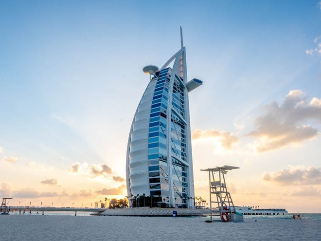 Khách sạn Burj Al Arab có trị giá 1 tỷ USD, mang hình dáng cánh buồm trên những con thuyền truyền thống của người Ả Rập. Burj Al Arab tọa lạc trên một hòn đảo mà chỉ riêng khách sạn này sở hữu.