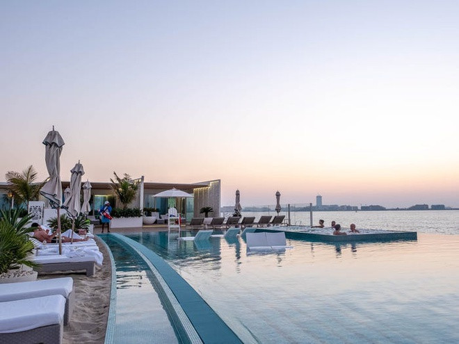 Bể bơi vô cực của Burj Al Arab là địa điểm lý tưởng để ngắm hoàng hôn buông xuống trên Vịnh Ả Rập.