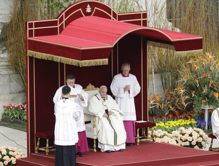Tuy nhiên trong buổi lễ hôm chủ nhật, Giáo hoàn Francis đã không có bài thuyết pháp nào, thay vào đó, giáo hoàng gửi đi thông điệp trong bài phát biểu "Urbi et Orbi" (gửi tới thành phố và thế giới). Ảnh: AP.