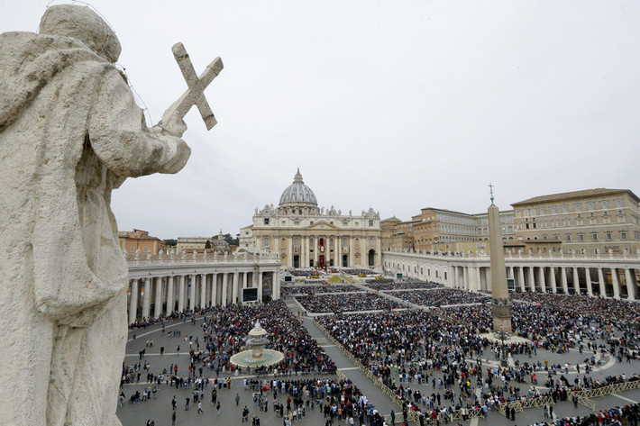 Ngày 21/4, hàng nghìn tín đồ tập trung tại quảng trường St. Peter ở Vatican, để lắng nghe Giáo hoàng Francis cử hành thánh lễ và đọc bài phát biểu nhân dịp lễ Phục sinh, một trong những ngày lễ quan trọng nhất năm của người Kitô giáo. Ảnh: AP.