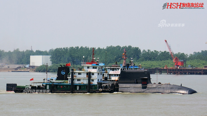Type 039 có độ giãn nước chỉ 3600 tấn khi lặn, tàu có chiều dài 77,6 mét, lườn rộng 8,4 mét và mớm nước tối đa 6,7 mét. Tàu được trang bị một động cơ diện - diesel AIP cùng với cơ chế dẫn động một trục. Nguồn ảnh: Sina.
