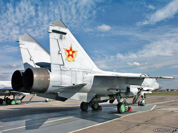 Theo đó, lý do chiếc tiêm kích MiG-31 rơi là do... bị đồng đội bắn nhầm. Trong quá trình bay huấn luyện, chính một chiếc MiG-31 đánh chặn khác đã bắn rơi đồng đội của mình một cách vô ý. Nguồn ảnh: Xairforces.