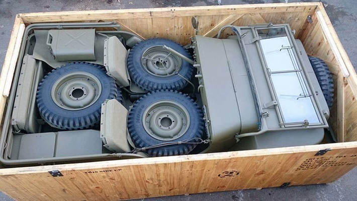 Để đóng gói từ Mỹ và vận chuyển xuyên biển ra mặt trận, xe Jeep được cho vào trong hộp gỗ một cách gọn gàng với lốp xe, cần vô lăng được tháo rời. Nguồn ảnh: Warhistoryonline.