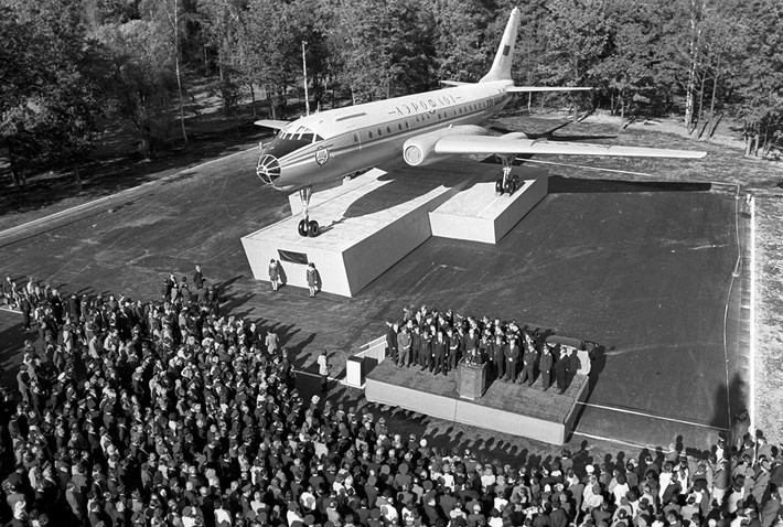 Mặc dù vậy, các phi công đánh giá Tu-104 có khả năng điều khiển kém, hệ thống lái không đáng tin cậy và rất dễ bị rơi tự do khi bay ở tốc độ thấp. Hệ thống điện trên máy bay cũng được coi là một trong những nguyên nhân phổ biến nhất dẫn tới tai nạn của loại máy bay này. Nguồn ảnh: Rnbe.