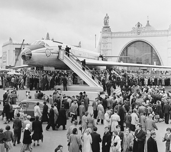 Bắt đầu được đưa vào sử dụng từ năm 1953, máy bay chở khách Tu-104 từng là biểu tượng của thế giới khi nó là một trong những loại máy bay phản lực dân dụng đầu tiên được sử dụng rộng rãi. Nguồn ảnh: Rnbe.