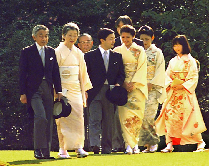Các thành viên Hoàng gia trong bữa tiệc mùa thu ở Cung điện Akasaka tháng 10/1997. Ảnh: AP