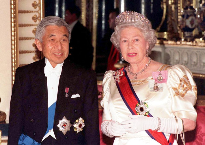 Ông được Nữ hoàng Anh Elizabeth II tiếp đón tại Điện Buckingham ở London ngày 26/5/1998. Ảnh: AP