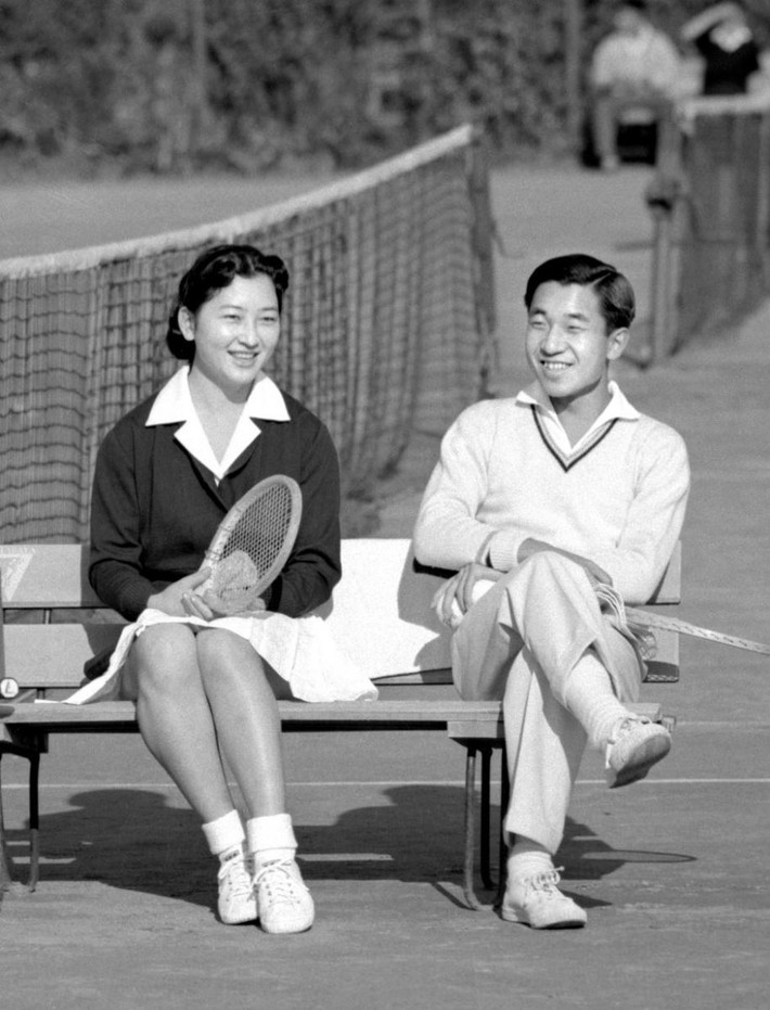 Akihito và Michiko Shoda, người sau này trở thành vợ ông, tại Câu lạc bộ quần vợt Tokyo Lawn ở Tokyo ngày 6/12/1958. Ảnh: Kyodo/Reuters
