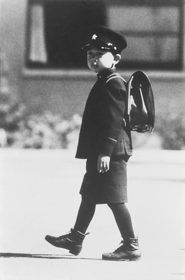 Cậu bé Akihito đến trường tiểu học Gakushuin vào năm 1940. Ảnh: AFP/Getty Images