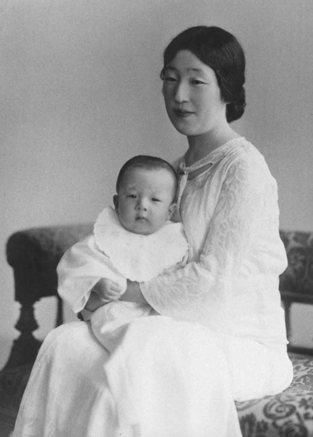 Hoàng hậu Nagako bế Thái tử Akihito mới 1 tuổi vào năm 1935. Ảnh: Kyodo/AP