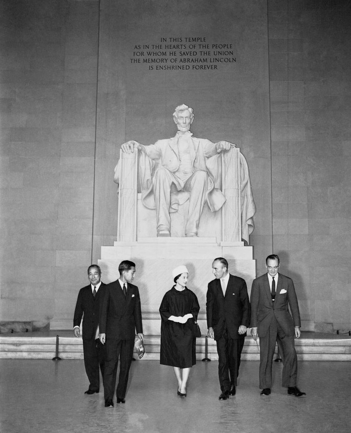 Thăm tượng đài Lincoln ở Thủ đô Washington D.C vào tháng 9/1960. Ảnh: AP