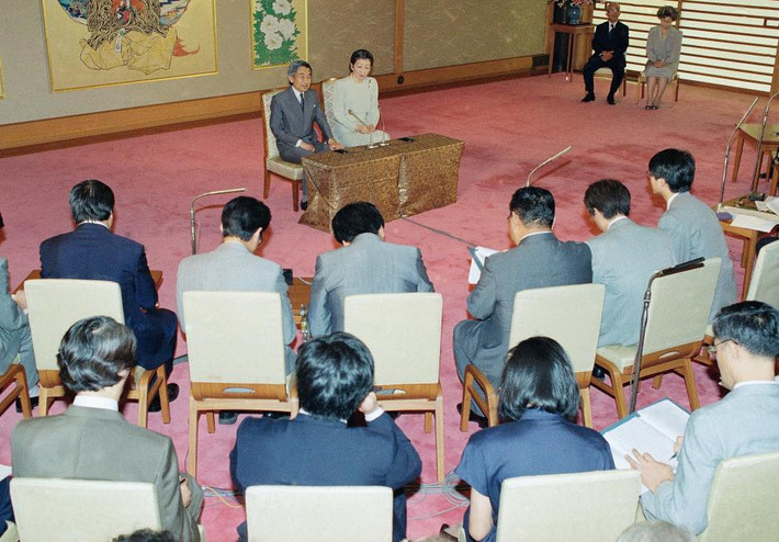 Tân Nhật hoàng gặp gỡ các phóng viên trong và ngoài nước trong buổi họp báo tại Hoàng cung vào ngày 4/8/1989, tức vài tháng sau cái chết của Nhật hoàng Hirohito.