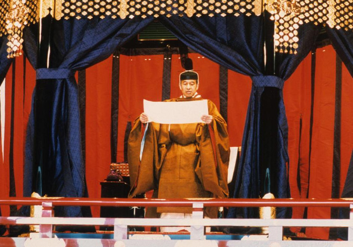 Ông cam kết gìn giữ Hiến pháp Nhật Bản vào 12/11/1990. Ảnh: Reuters