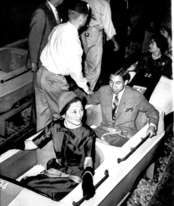 Hai vợ chồng Thái tử đi chơi công viên Disneyland ở California, Mỹ năm 1960. Ảnh: AP