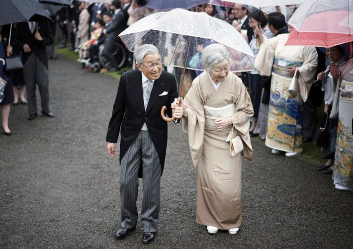 Nhật hoàng và Hoàng hậu chào đón khách dự tiệc mùa thu ở Cung Akasaka, Tokyo ngày 9/11/2018. Ảnh: AP