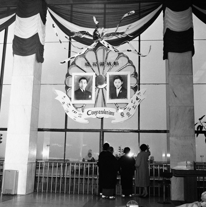 Chân dung Thái tử Akihito và Công nương Michiko tại sân bay quốc tế Tokyo vào tháng 3/1959. Ảnh: AP