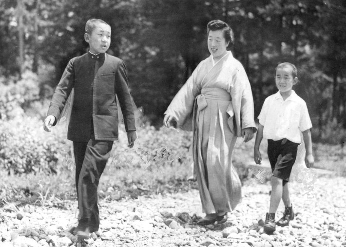 Akihito cùng mẹ và em trai Yashi (sau này được biết đến với tên Hoàng tử Hitachi) ở Tokyo năm 1948. Ảnh: Getty Images