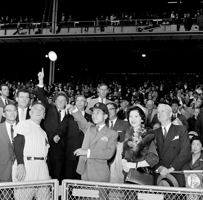 Thái tử ném quả bóng đầu tiên bắt đầu trận đấu giữa đội New York Yankees và Boston Red Sox ở New York, ngày 2/10/1960. Ảnh: AP